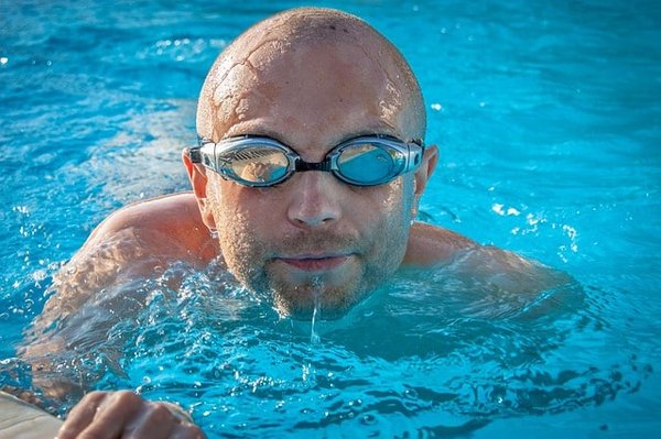 Quelles sont les règles de sécurité concernant les clôtures de piscine et comment barrière piscine en verre les respecte-t-elle ?