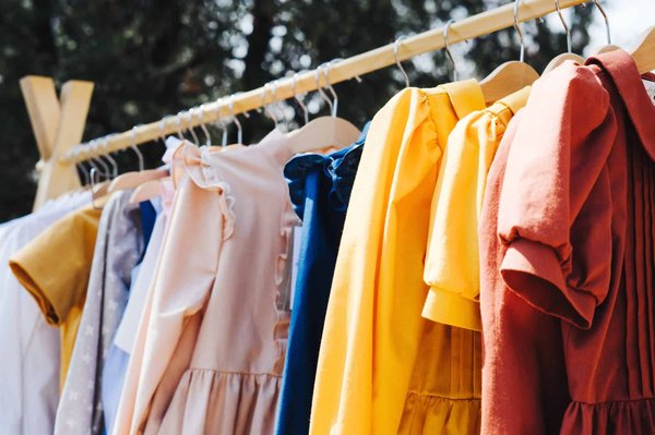 Comment utiliser des tissus unis pour répondre aux tendances du moment ?