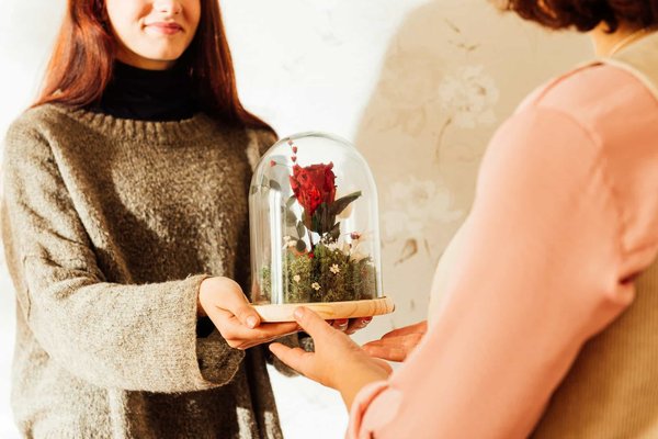 Exprimez votre amour avec une rose éternelle sous cloche