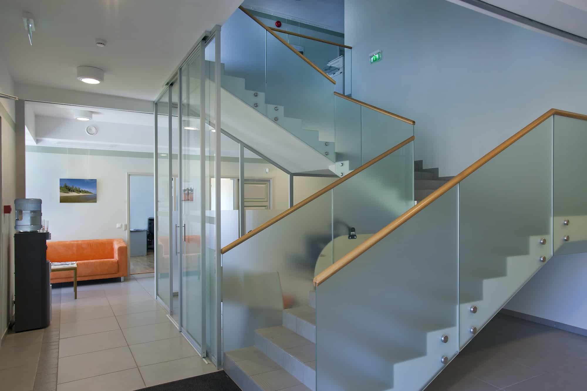 Pourquoi préférer une rambarde d’escalier en verre ?
